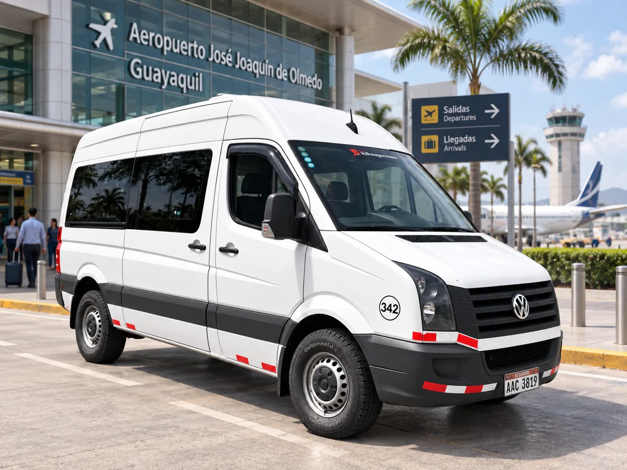 Buseta de Top Travel en la entrada del aeropuerto José Joaquín de Olmedo de Guayaquil