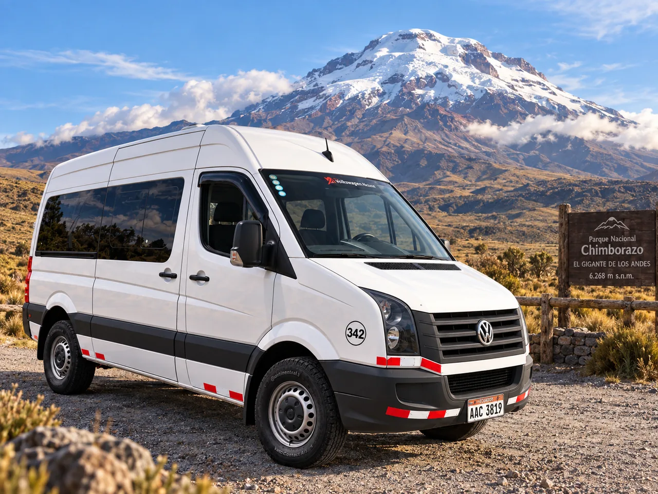 Buseta de Top Travel frente al nevado Chimborazo, en el Parque Nacional