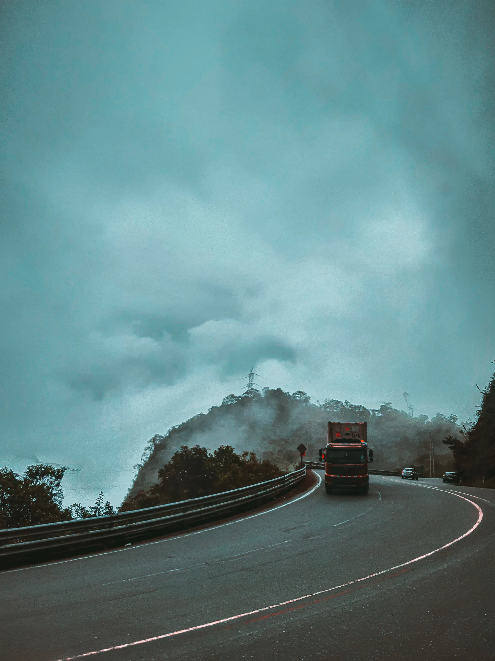 Ruta andina entre montañas, trayecto de transporte turístico