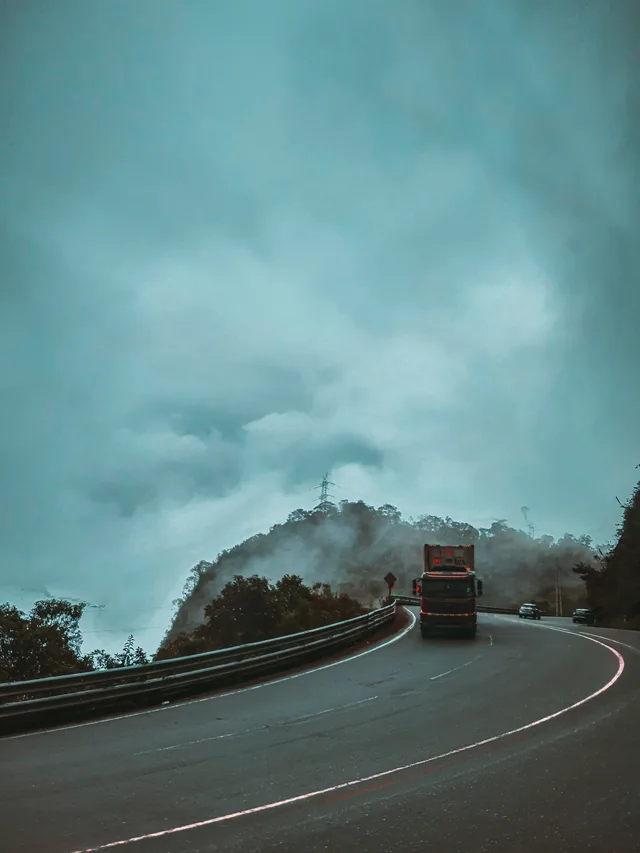 Ruta andina entre montañas, trayecto de transporte turístico