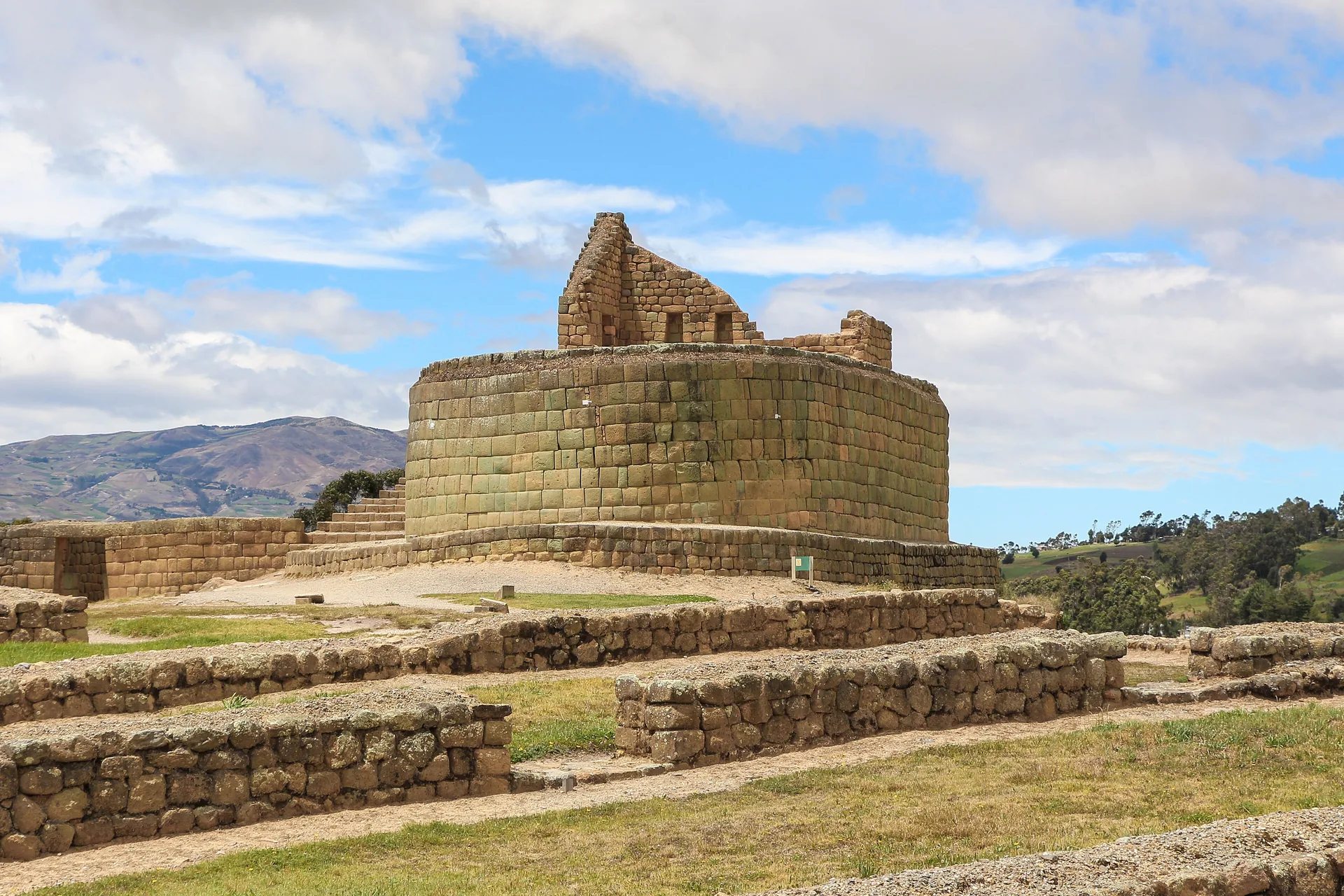 Paisaje de Ingapirca, el complejo inca más grande del Ecuador en Cañar, destino de viaje con Top Travel