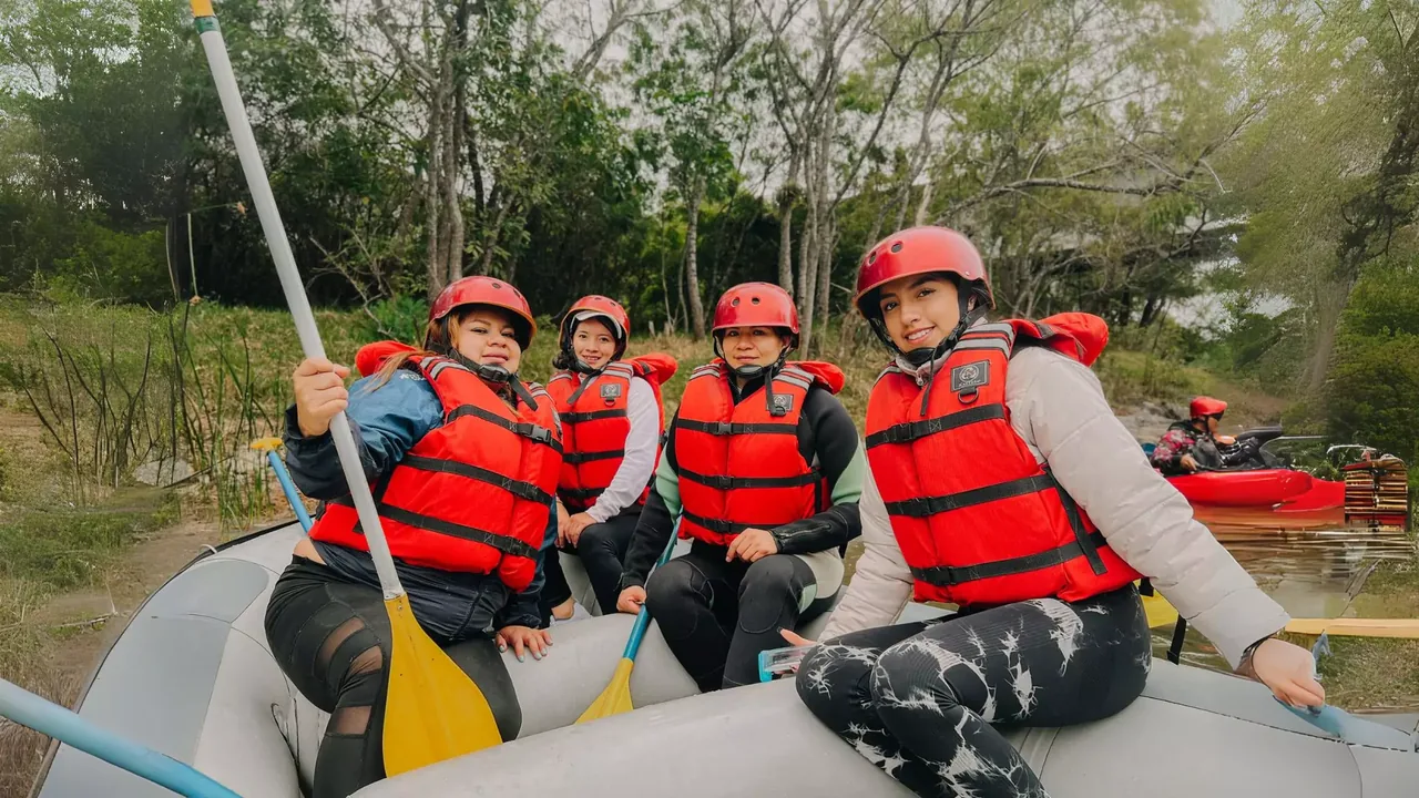 Kayak en el río Paute, actividad de aventura en Paute, Azuay