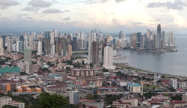 Skyline de la Ciudad de Panamá desde la bahía