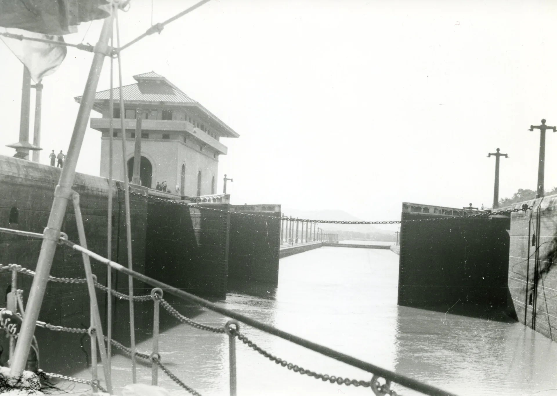 Buque atravesando las esclusas de Miraflores en el Canal de Panamá