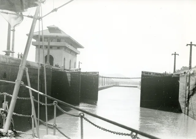 Buque atravesando las esclusas de Miraflores en el Canal de Panamá